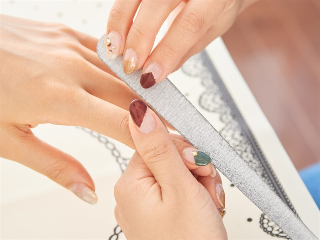 エメリーボードで爪を削る図