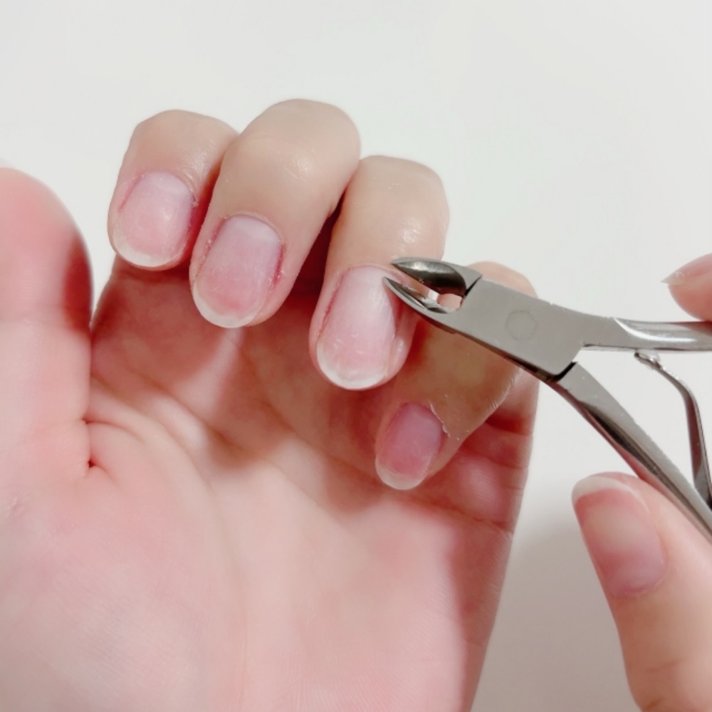 甘皮をキューティクルニッパーでカット