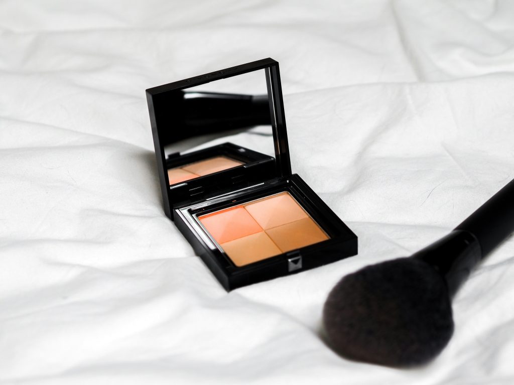 なぜ男性がメイクをするのか